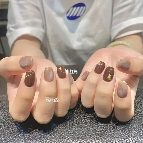 秋冬晕染款咖色美甲