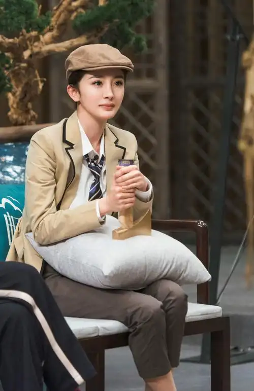 杨幂新闻180509杨幂花式穿搭驾驭各种风格学生装清纯可爱休闲装随性