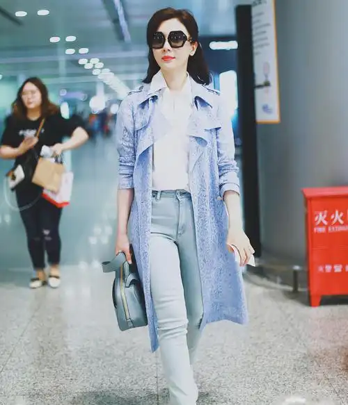 42岁陈数现身机场,蕾丝风衣配衬衫,最少减龄十岁!