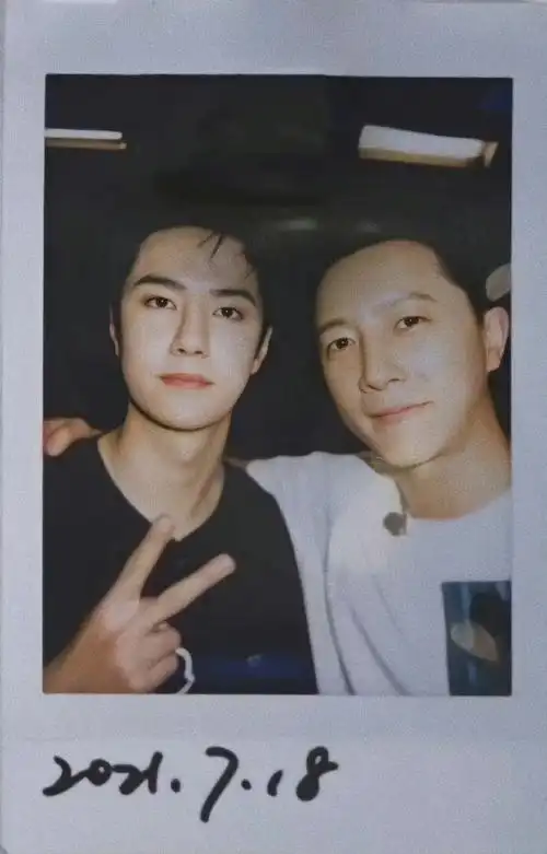 王一博早期与素人合照