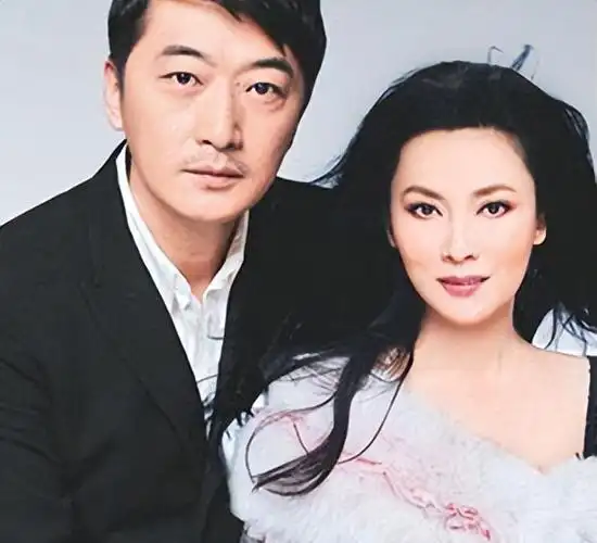 54岁演员邵峰定居加拿大,豪宅内惬意打球吃烤羊,桌上茅台抢眼