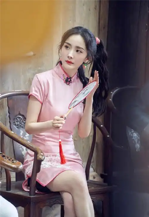 杨幂粉色旗袍双马尾造型图片66