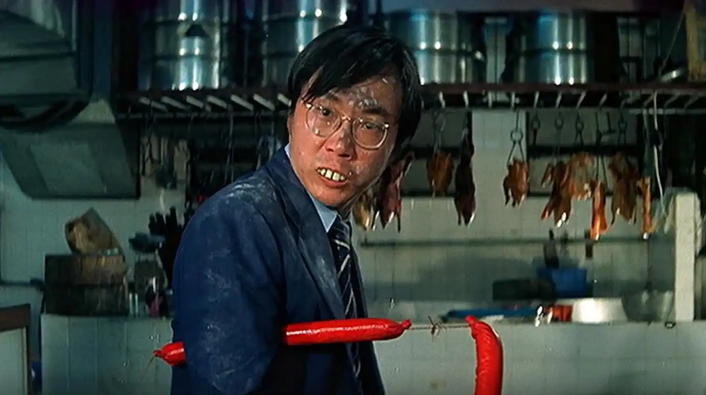 香港喜剧的里程碑《半斤八两》,被誉为最具讽刺的电影,堪称经典