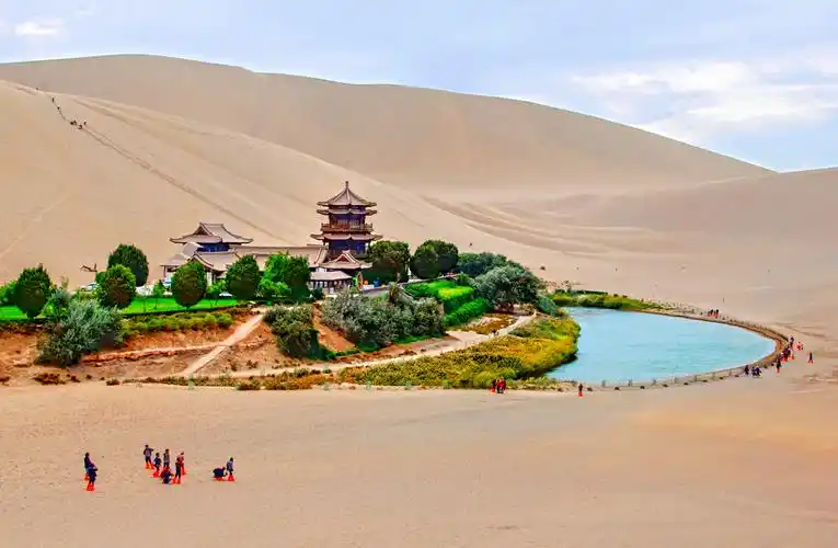 甘肃鸣沙山月牙泉景区