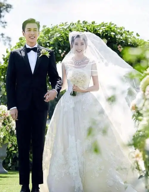 看了这么多明星的婚礼照还是刘诗诗的婚纱最令人惊艳
