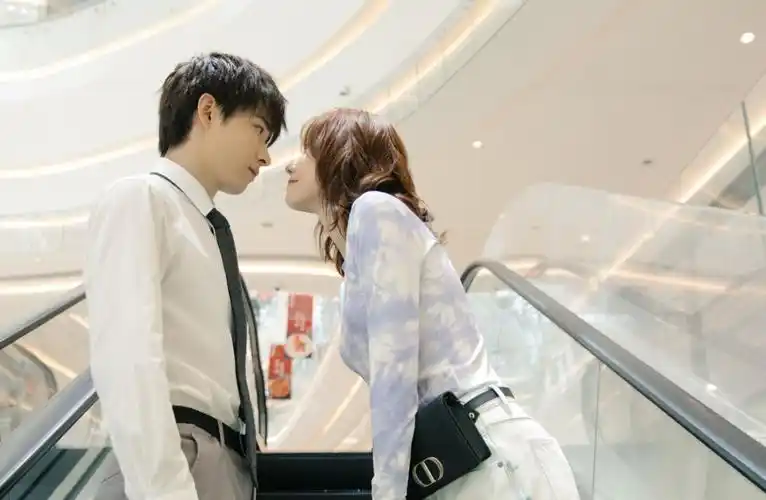 高颜高智又高甜 三高悬爱甜爽剧《他在逆光中告白》今日开播