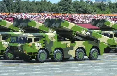 二炮方队的"东风-10a"巡航导弹.京华时报记者王苡萱摄