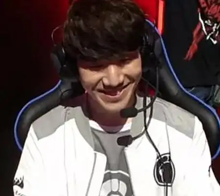 白银theshy上线,与水友开黑,开局怒送一血后露出笑容