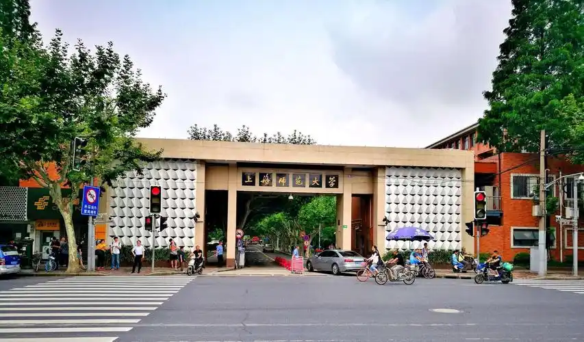 母校在1984年改名上海师范大学,这是徐汇校区桂林路100号大门