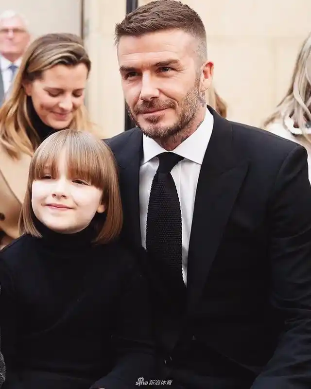 小七又换新发型,波波头加上高级脸很女神,果然像贝嫂一样时尚!