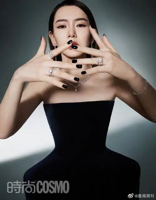 戚薇悬浮梦境封面大片##戚薇cosmo封面大片