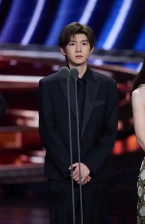 tfboys-王源突然出现并上台领奖,恭喜主演的《盗火者》获得"年度棺ⅱ