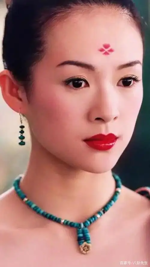 对比一下章子怡年轻的时候,当时脸部(包括眼窝)自然饱满.