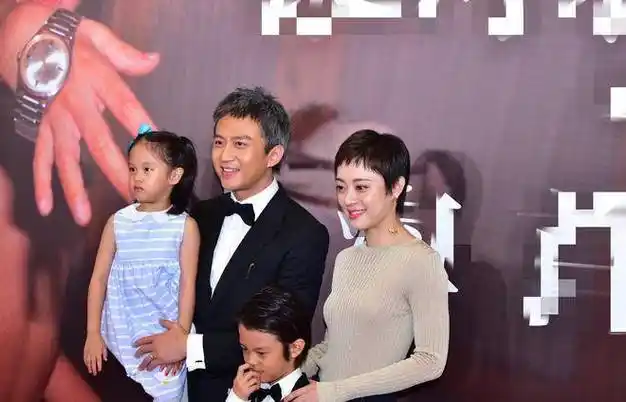 邓超现身女儿演出,用鲜花传递父爱,温馨一幕引发热议!_家庭_妹妹_观念