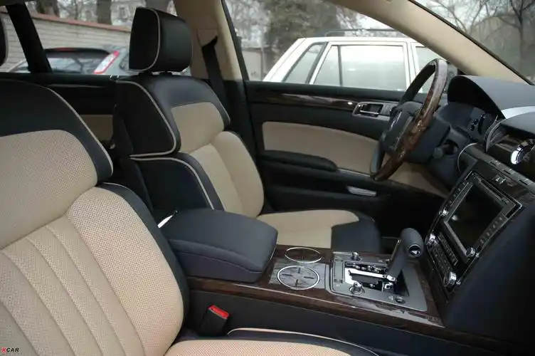 辉腾订制内饰,很漂亮,黑色 米色,靠背上半段还可调节,看照片吧.