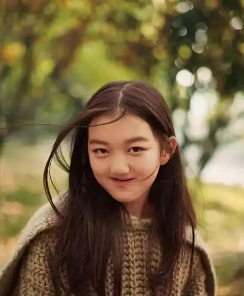 王菲女儿李嫣画画有天赋绘画作品拍卖出90万高价