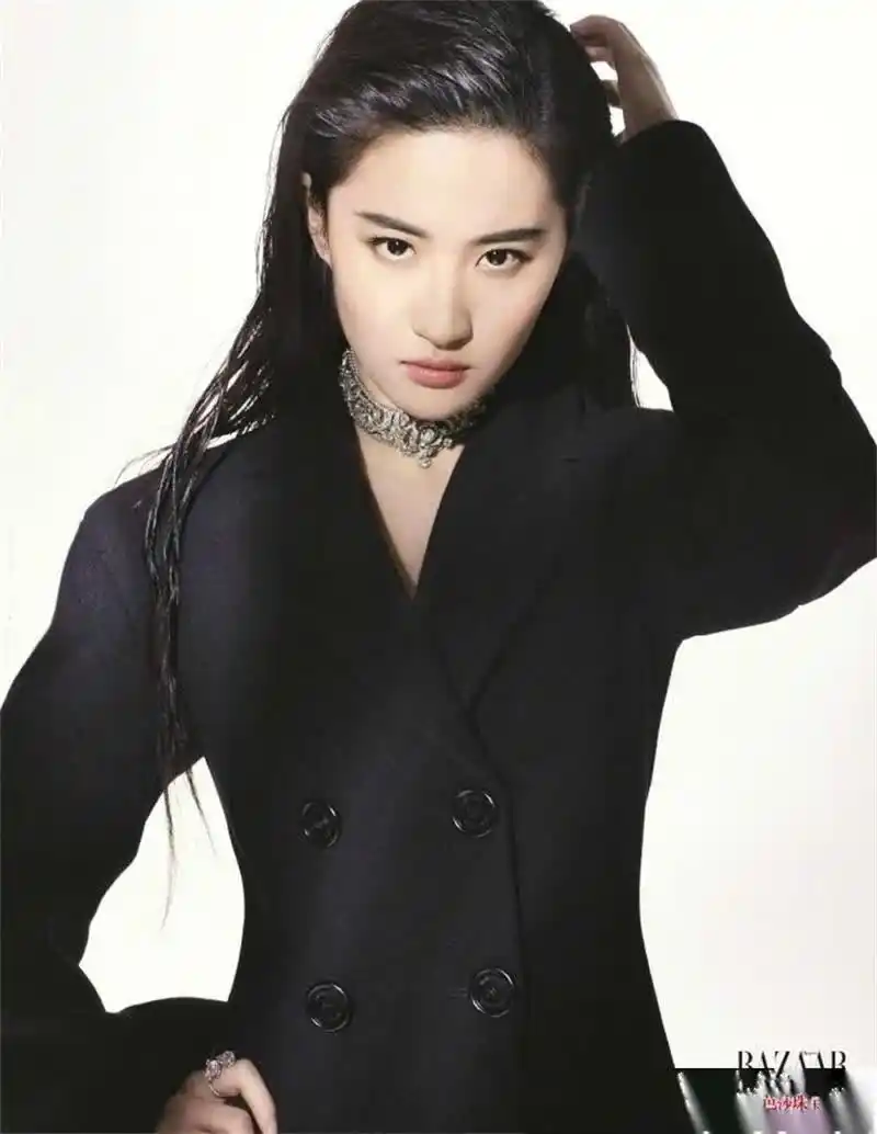 刘亦菲登时尚芭莎,站在颜值巅峰攻气十足,网友直呼:我要弯了!