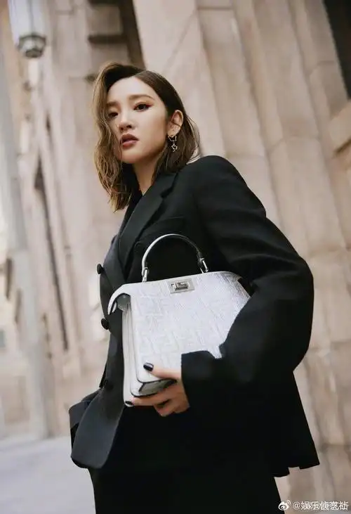 唐艺昕今日份冷酷感西装造型真的秒了!