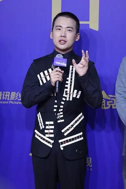 郭麒麟新造型好失败剪寸头真要慎重少年感穿搭都难拯救