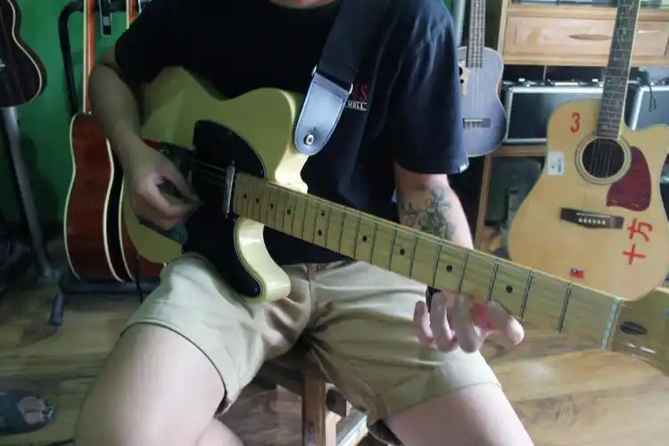 什么是指弹和弹唱有什么区别(吉他指弹是什么意思)