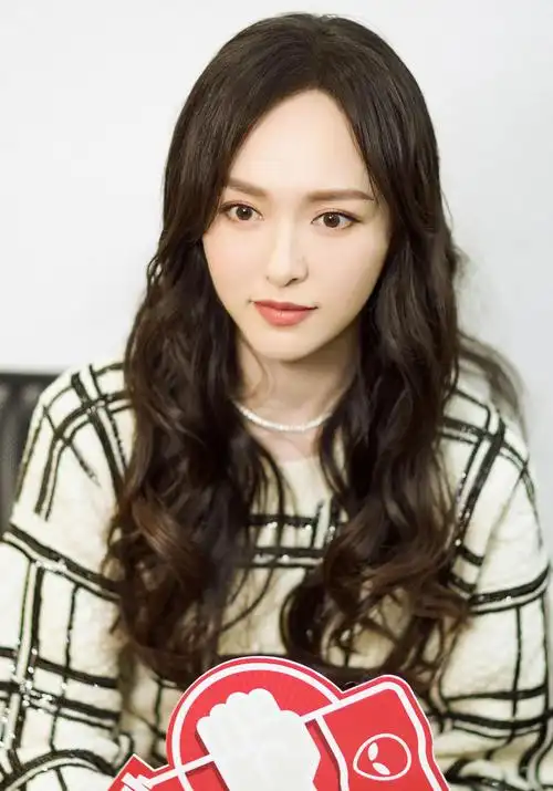 唐嫣明眸长发微卷俏皮可爱美照图片