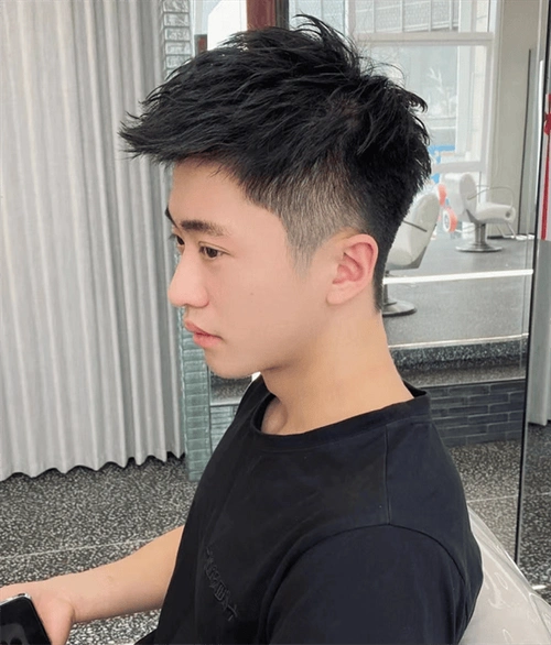 铲青碎盖摩根烫,热门男生烫发发型,利落率性好打理.