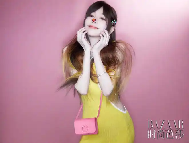 王子文登时尚芭莎封面,穿露腰长裙,身材凹凸有致,霸气女王范