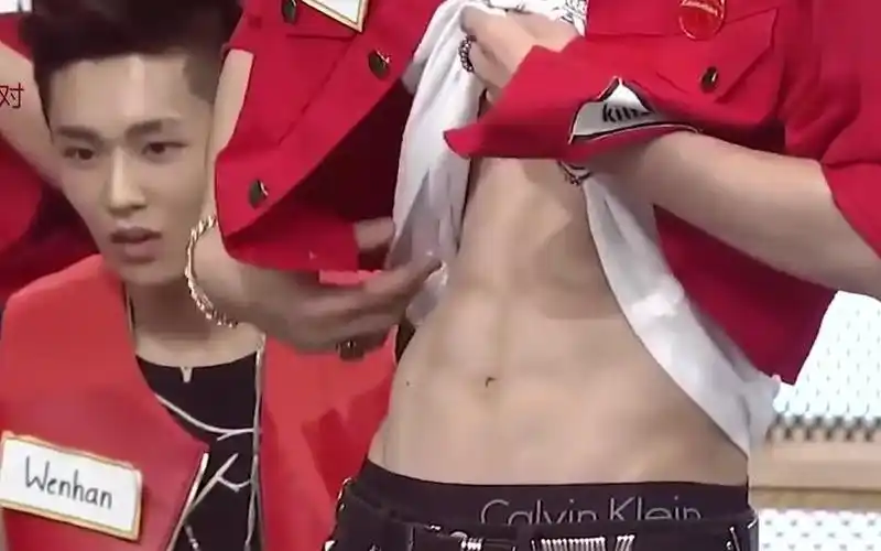 王一博腹肌合集:线条这么明显,真的是太撩人了.