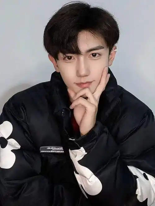 9款男生刘海发型高额头的快get起来