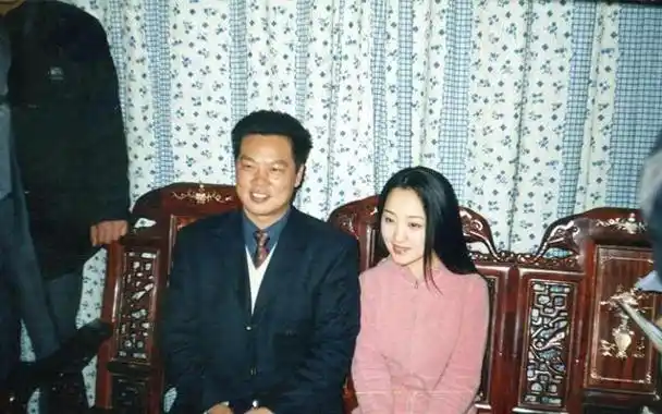 曝杨钰莹前任赖文峰近况!娶小23岁娇妻,素颜近照胜过杨钰莹