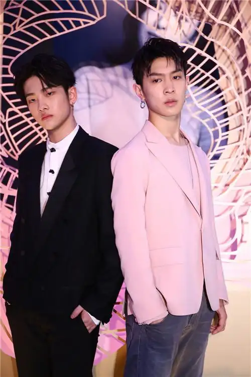 南接下来有什么工作计划时,他表示正在跟好兄弟马伯骞共同创作歌曲