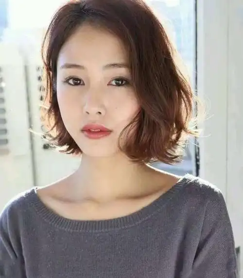短发怎么烫不显老?4款减龄烫发,值得借鉴