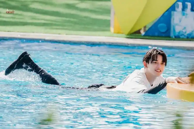 黄旭熙0528三亚跑男录制路透更新中骑上我心爱的小摩托