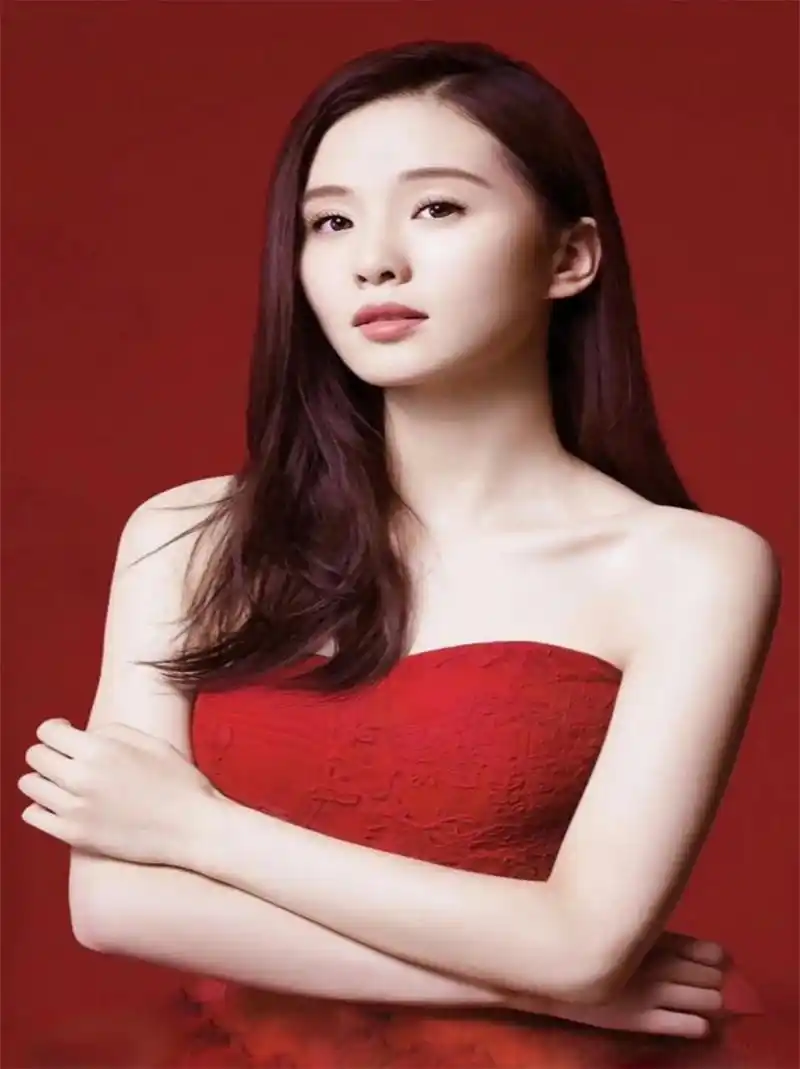 刘诗诗红裙写真  红色,是激情与活力的象征,它在喜庆的场合中,总是能