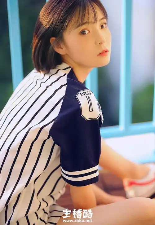 俏皮短发棒球帽少女休闲运动服眼睛有神皮肤细腻图片