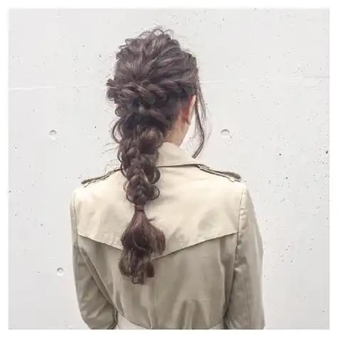 过腰长发扎的好是女神扎不好成老人 为了发型上的气质发型师煞费苦心