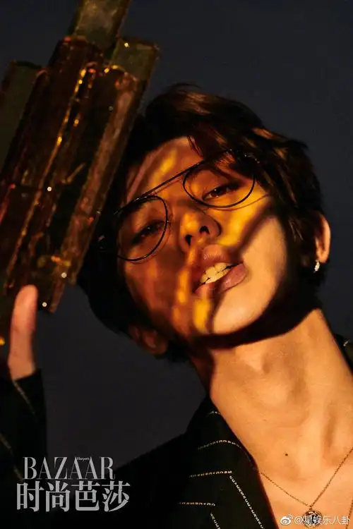 蔡徐坤时尚芭莎二月上封面内页蔡徐坤内页大片蔡徐坤时尚芭莎二月