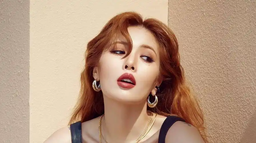 金泫雅终于胖了,染棕发穿小一号上衣美回巅峰期,双腿却依旧纤细