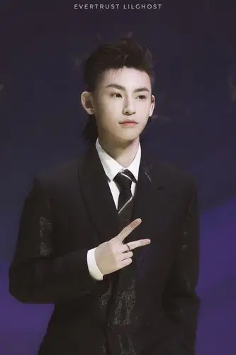 [小鬼][新闻]191206 小鬼大背头造型帅气亮相尖叫之夜 将头发梳成大人