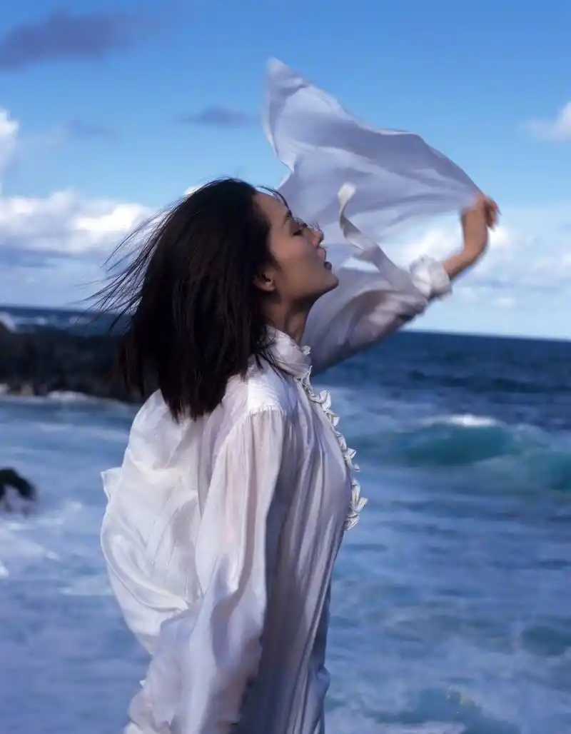 李沁 身着白色露背长裙演绎时装大片,专程飞往毛里求斯拍摄,白裙,白马