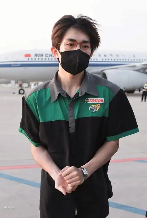 走在季节前端的千玺哇短袖短裤装扮好清新夏天啊～这个腿也太细了叭