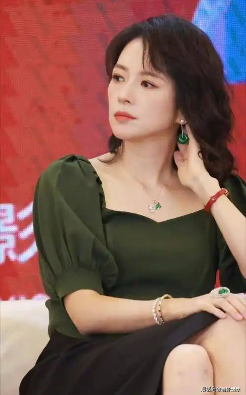 章子怡佩戴的全套翡翠居然价值500万,为撒这么贵?_耳坠_色泽_戒指