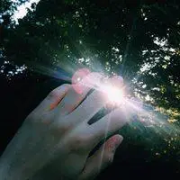 背着阳光一样刺痛头像 向着阳光迷人头像图_微信头像图片大全