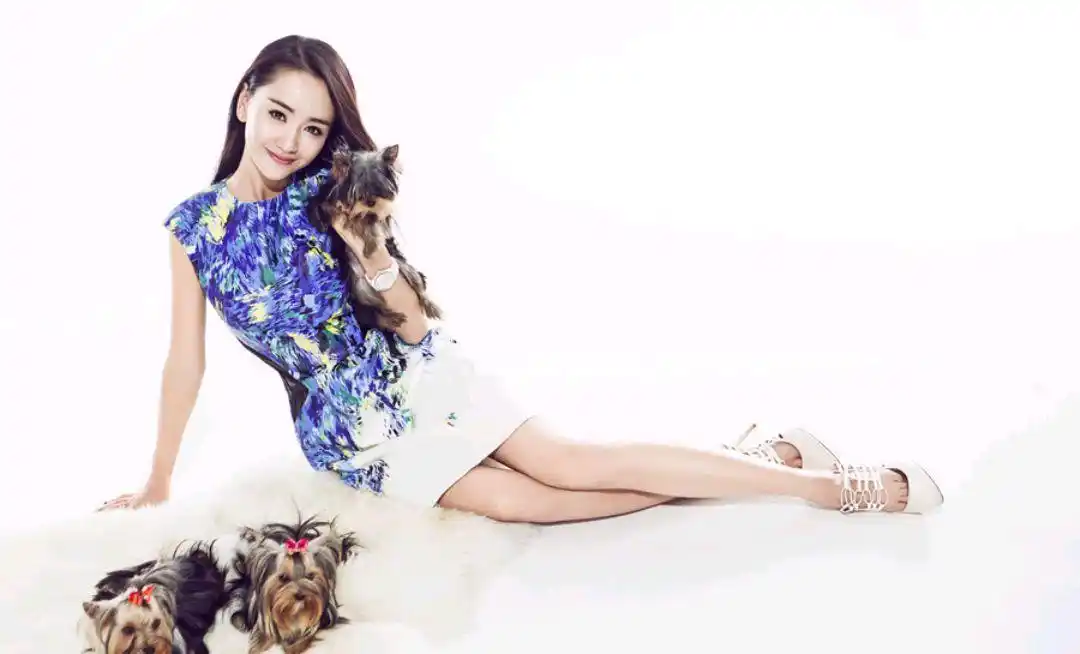 原创杨蓉39岁了?穿白衬衫配牛仔a字短裙,减龄又时髦,就像20岁的模样