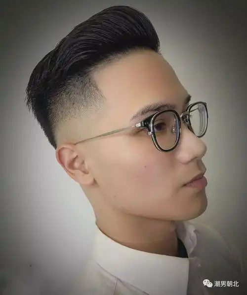 男生剪"背头"发型丑爆了?试试这3款最新发型,让你帅气过大年