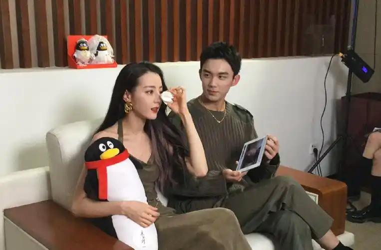 吴磊迪丽热巴同框直播状态好,两人对视很甜离开美颜滤镜颜值超高_手机