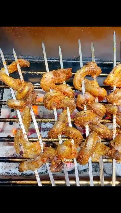 上海小味鲜(上午十点～凌晨两点)烤羊鞭30元/串,特色大拼盘三格288元