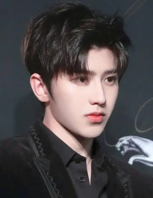 蔡徐坤的嘴唇也很"网红",修图前后判若两唇,香肠嘴与嘟嘟唇