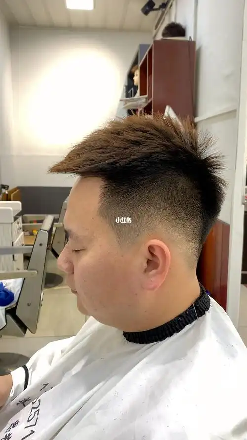 好,那么我们这款精简的男士发型就好了啊,来,看一下啊,精不精神啊