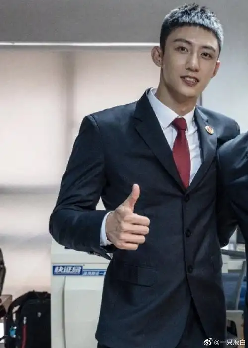 男明星寸头可以有多帅#寸头不能少了黄景瑜,对这种简单利落的发型没